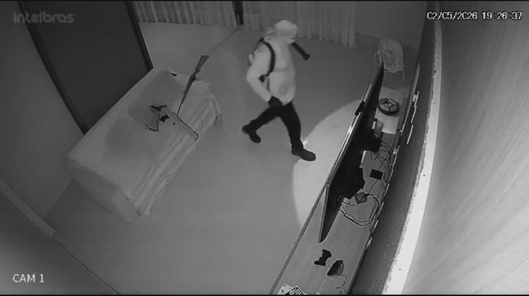 Homem é preso suspeito de furtar 14 casas do Park Way, no DF; VÍDEO mostra ação