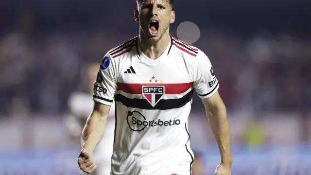 Lucas volta, Calleri marca dois e São Paulo derrota o Vitória no Morumbis