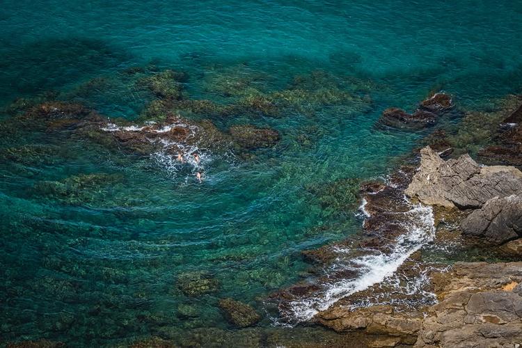 Acqua limpida, sole e il piacere semplice di una giornata al mare ☀️🌊 #visitcefalu