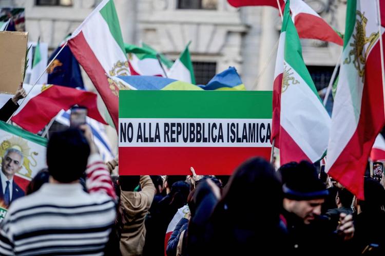 "Vogliamo la libertà": i dissidenti iraniani a Milano fuori dal consolato Usa
