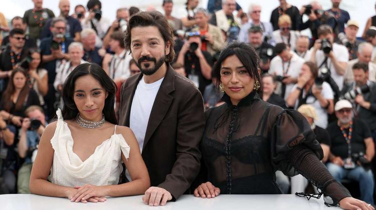 Diego Luna emociona en Cannes con "Ceniza en la boca" y recibe ovación del público