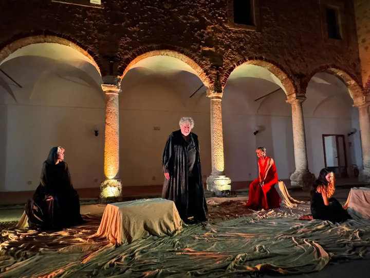 Ieri sera la splendida location dell'Ex Convento dei Padri Riformati ha fatto da cornice allo spettacolo "MEDEA" di Euri...