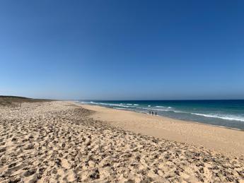 Vacanze al mare, l'effetto-trappola della sabbia: dalle passeggiate ai racchettoni ecco le insidie della vita da spiaggia