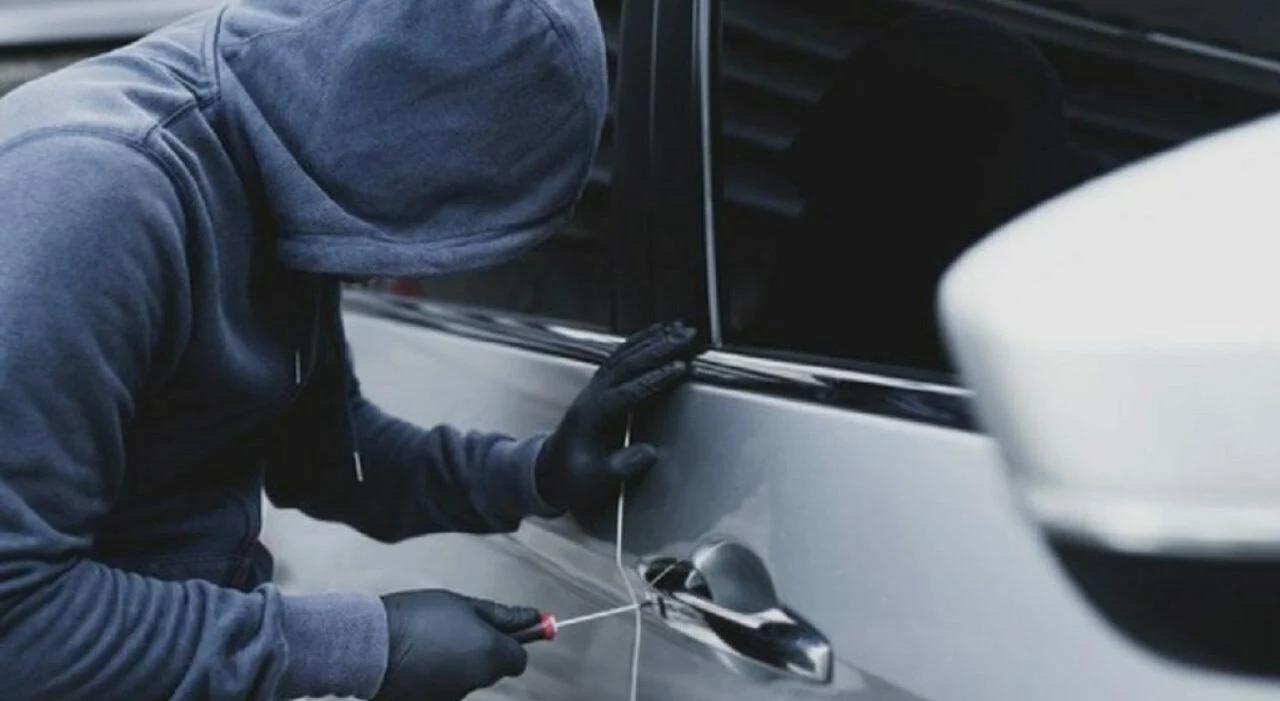 Furti nelle auto, allarme a Capaccio Paestum: raid nei parcheggi delle spiagge