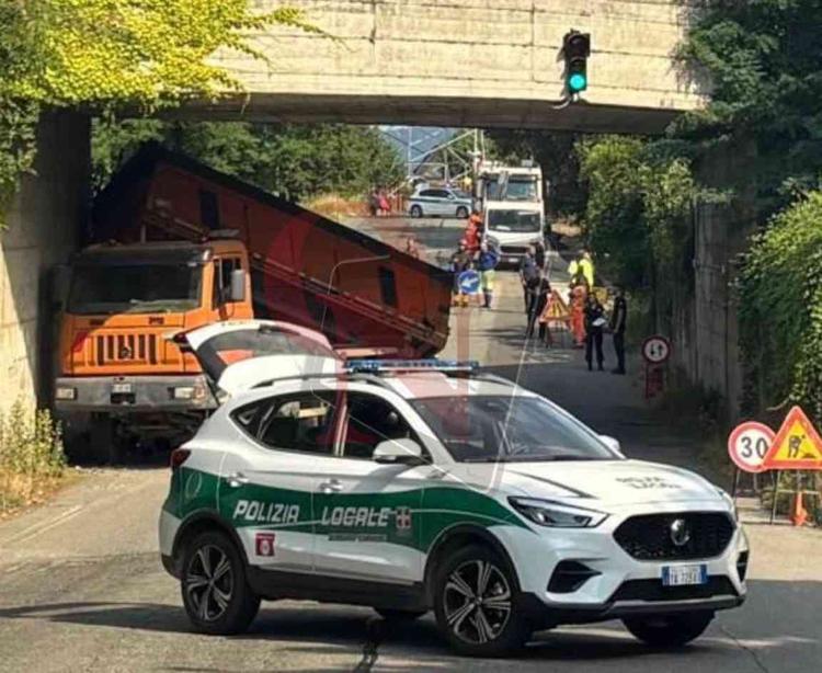 borgaro camion incastrato sottopasso