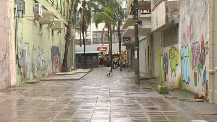 Homem em situação de rua morre durante noite fria em Pelotas e polícia investiga possível hipotermia