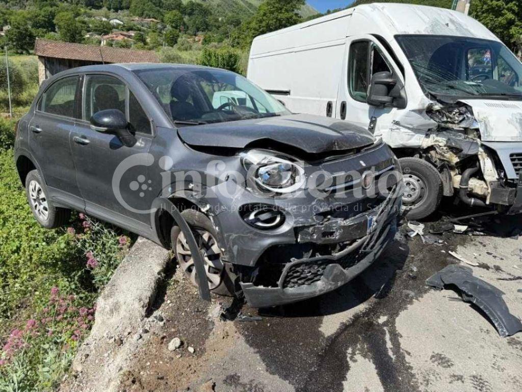 Incidente a Teggiano: scontro tra auto e furgone all’incrocio, ferita una donna