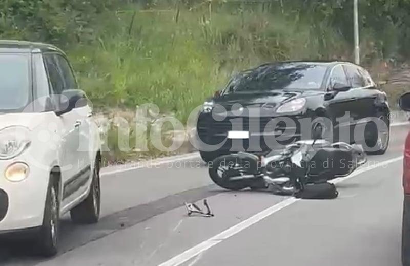 Incidente sulla via del Mare: scontro tra auto e moto