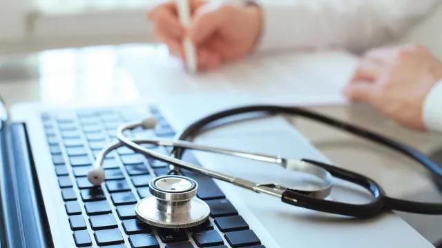 'Socorro, não deixa ele entrar': Mulher denuncia o marido com bilhete em prontuário médico