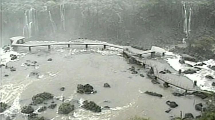 VÍDEOS mostram passarela das Cataratas do Iguaçu antes e depois de ser tomada pela água; entenda como estrutura resiste à força da água