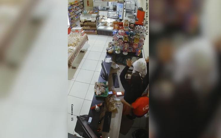 Homem assalta padaria, rende cliente e funcionários do caixa no interior de SP