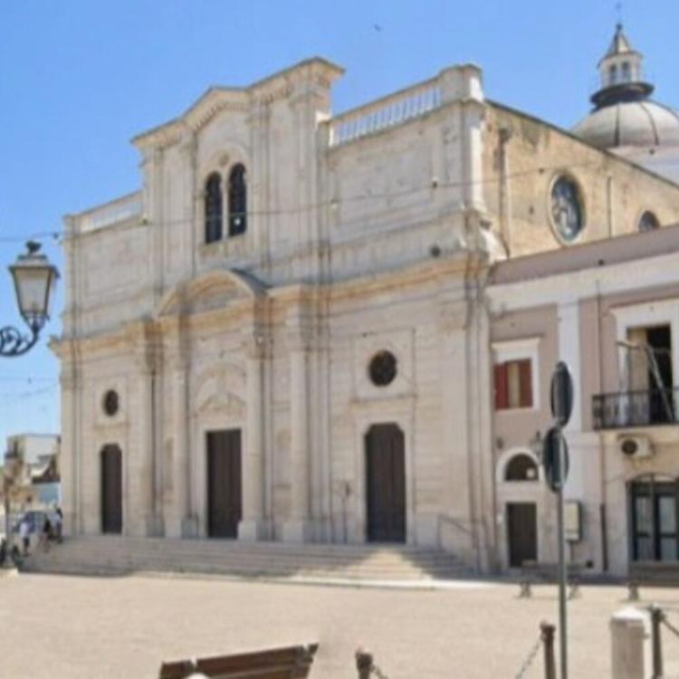 Una bimba è stata schiacciata da un'acquasantiera e operata d'urgenza a Bari
