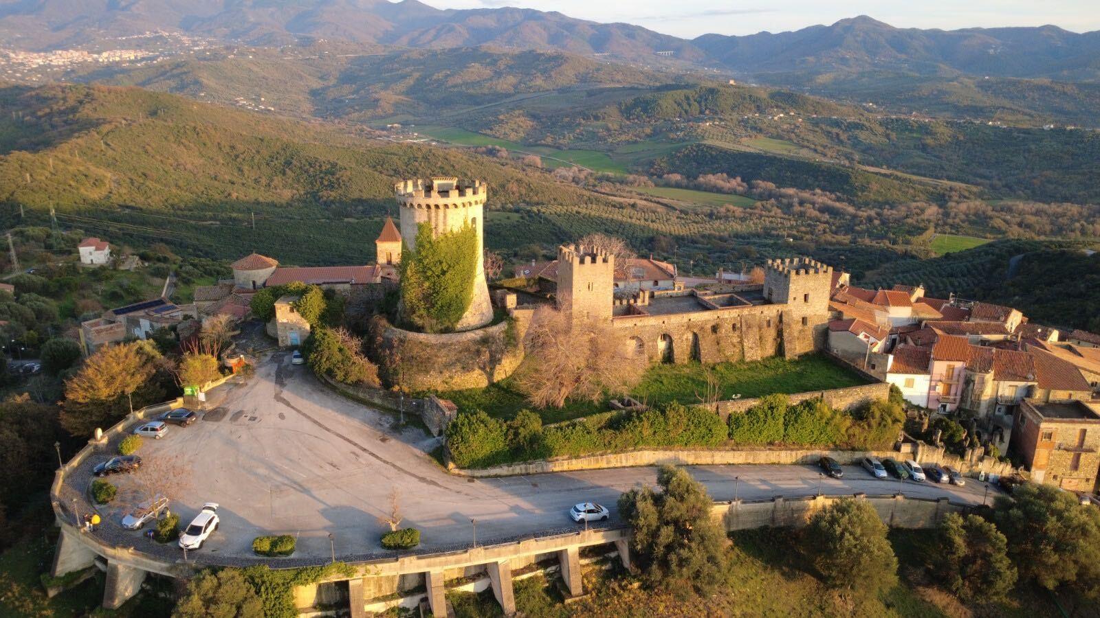 Castello di Castelnuovo Cilento nel degrado: l’Associazione CODICI chiede l’intervento della Soprintendenza e scrive al Ministero della Cultura