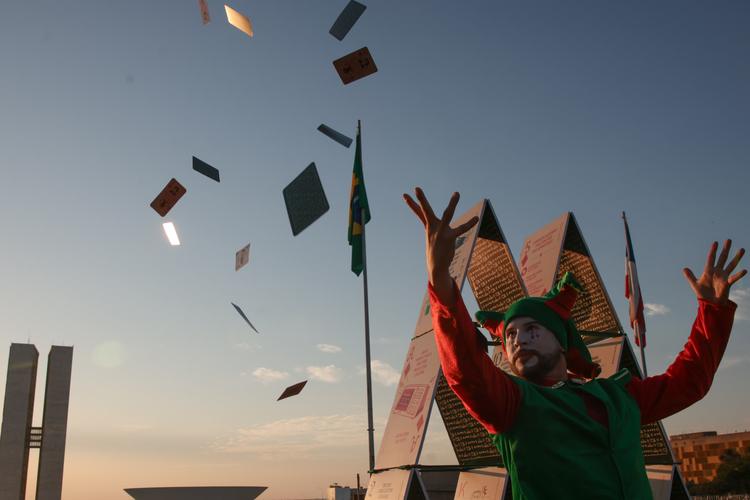 Greenpeace monta 'castelo de cartas' em frente ao Congresso para ressaltar importância da eleição para o Senado; entenda
