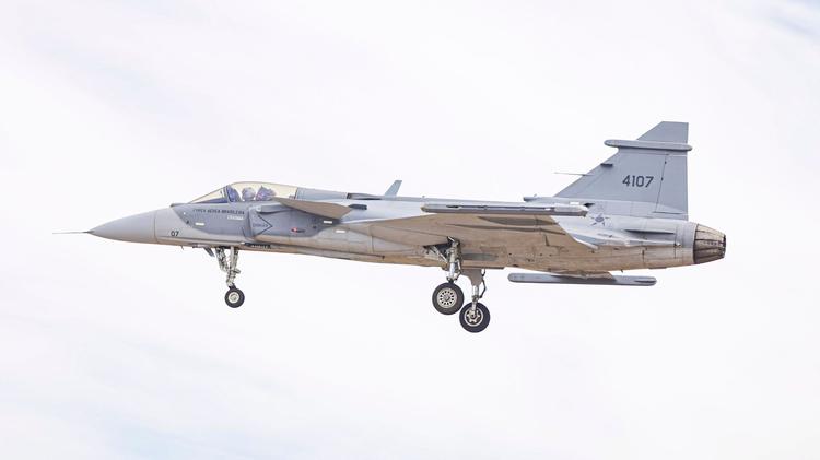 Supersônico fabricado no Brasil, Gripen participa de treinamento inédito em Goiás; vídeo