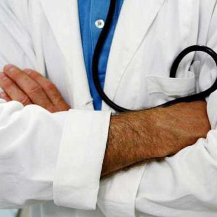 Medico del lavoro arrestato per violenza sessuale