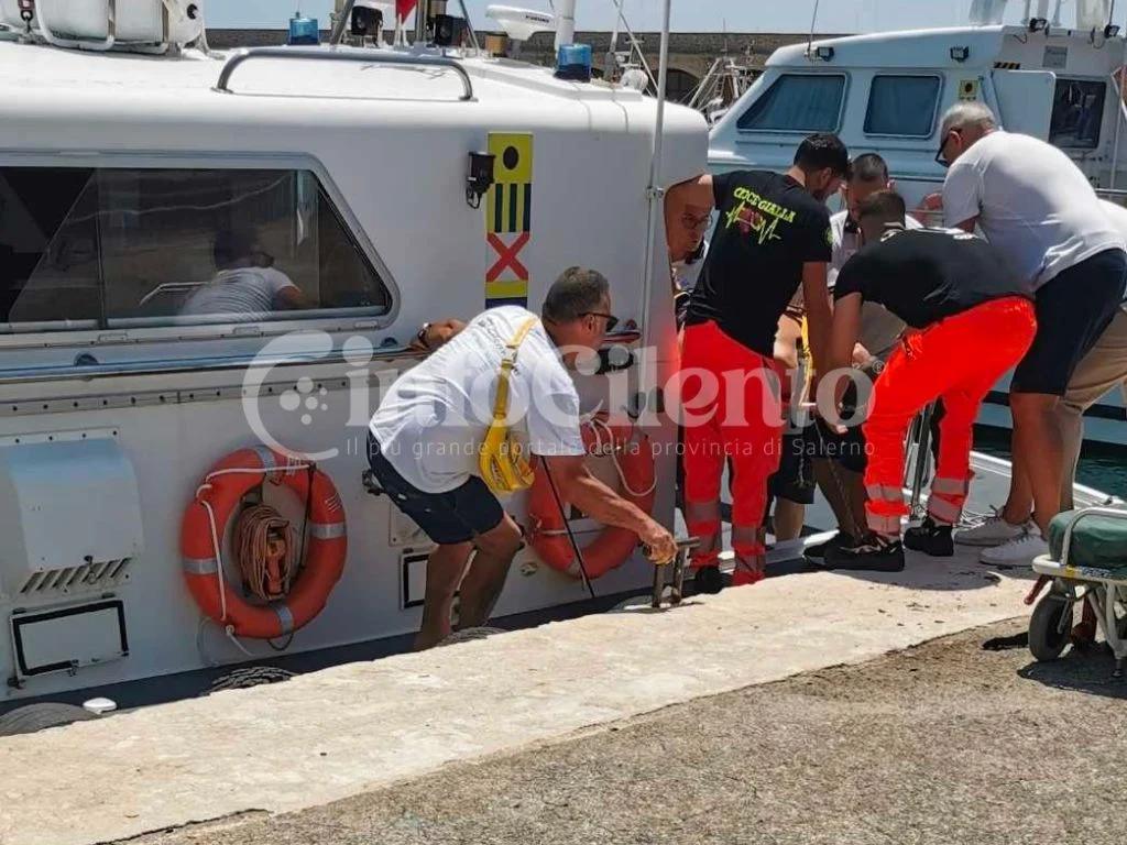 Infortunio a Porto Infreschi: turista cade in barca e viene soccorso dalla Guardia Costiera