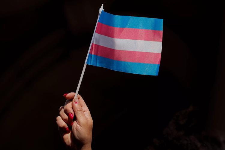 Justiça autoriza uso de bloqueadores hormonais em adolescente trans de 13 anos e afasta regra do CFM