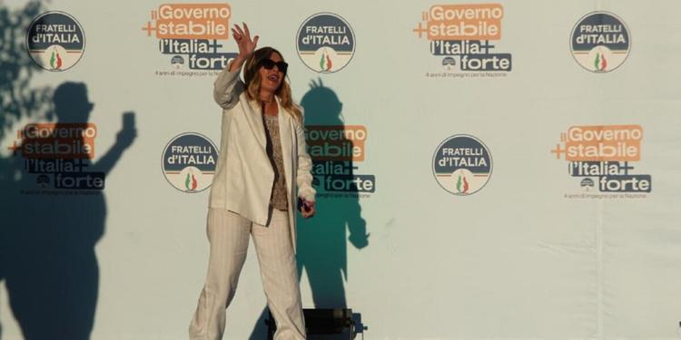 Meloni a Bari festeggia il governo più longevo: «La stabilità è la prima grande riforma»
