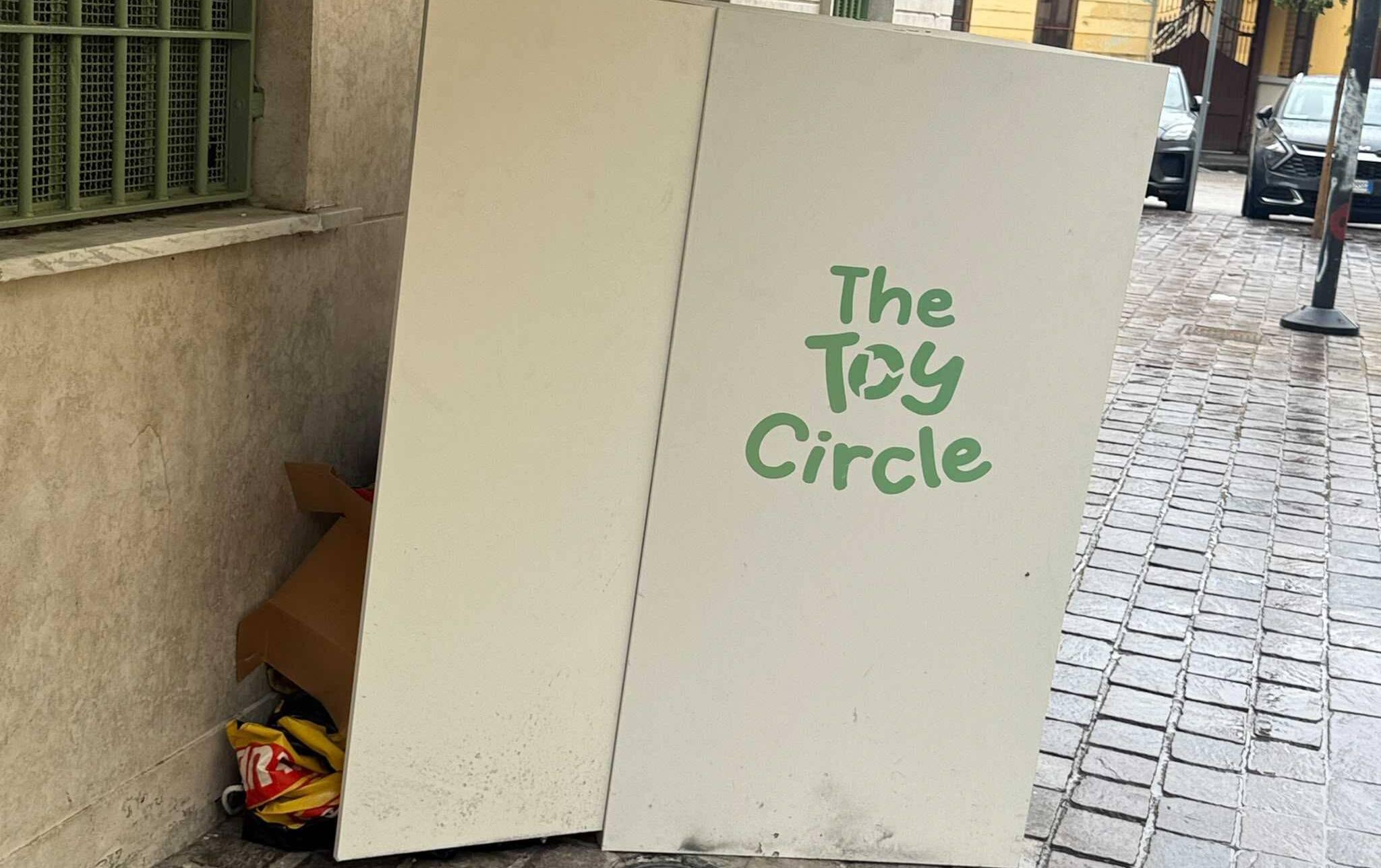 Vandalizzato a Eboli il contenitore “The Toy Circle”: rabbia tra i residenti