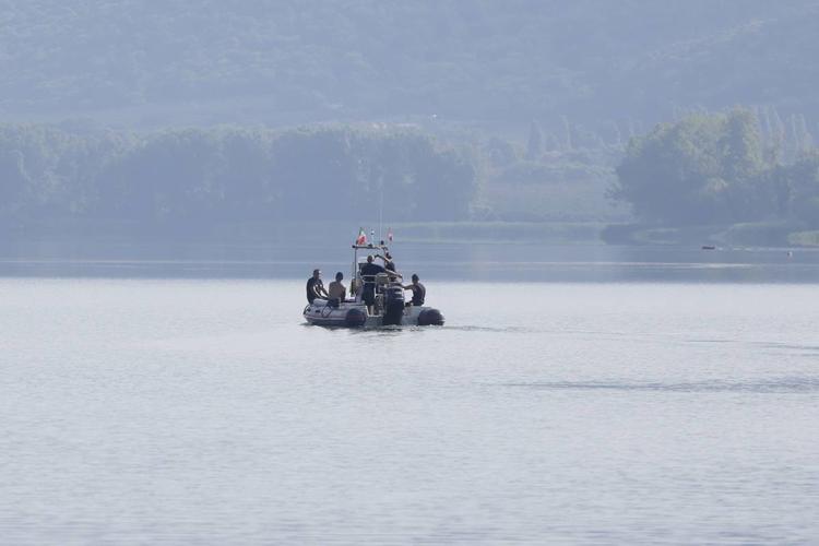 Continuano le ricerche del marito della Roccella nel lago di Vico: in azione anche un drone sottomarino