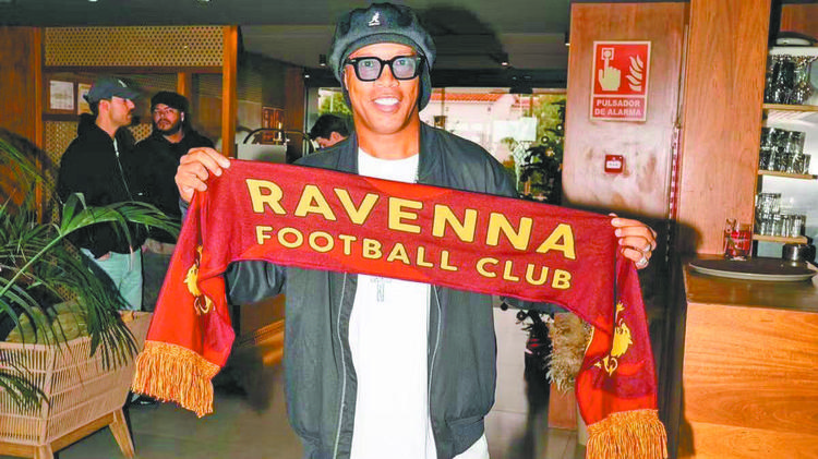 El retorno de la magia: Ronaldinho Gaúcho regresa al futbol profesional a sus 46 años con el Ravenna de Italia y se convierte en accionista
