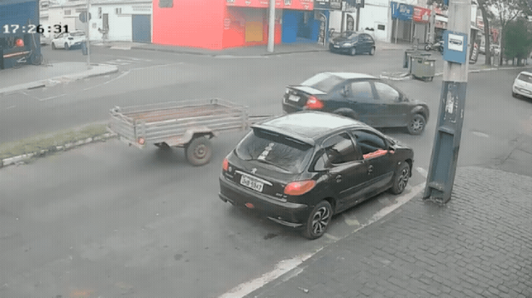 VÍDEO: Motociclista fica ferido ao bater na traseira de carretinha em Uberlândia