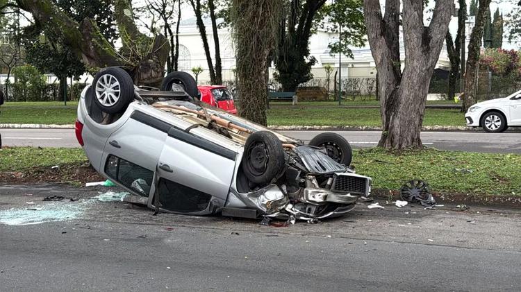 Carro capota e deixa um ferido na Avenida Cidade Jardim, em São José dos Campos