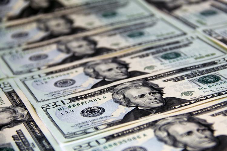 Dólar inicia o dia de olho no petróleo e no cenário político do Brasil