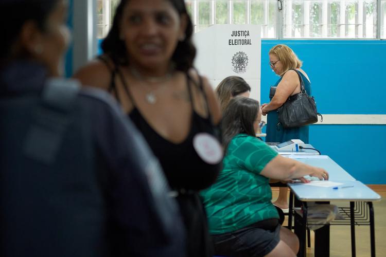 Fluxo de eleitores aumenta nas seções com alívio da chuva