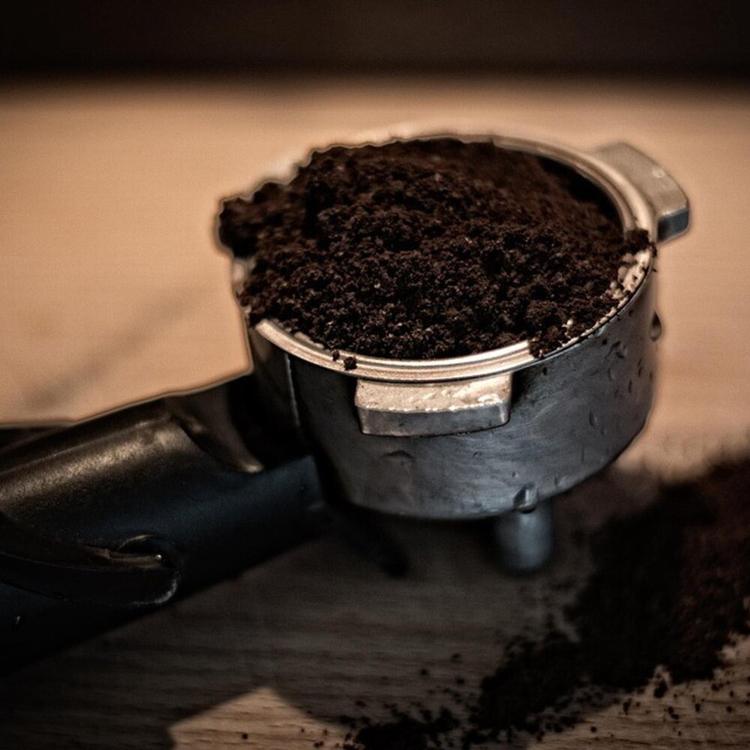 "Corregge" il caffè dell'amico con le benzodiazepine per rubargli la fede, arrestato