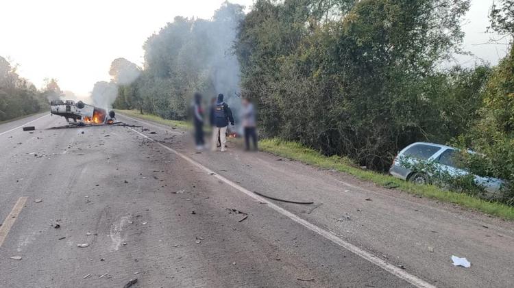 Uma pessoa morre e duas ficam feridas após acidente com capotamento na BR-290 no RS; carros pegaram fogo