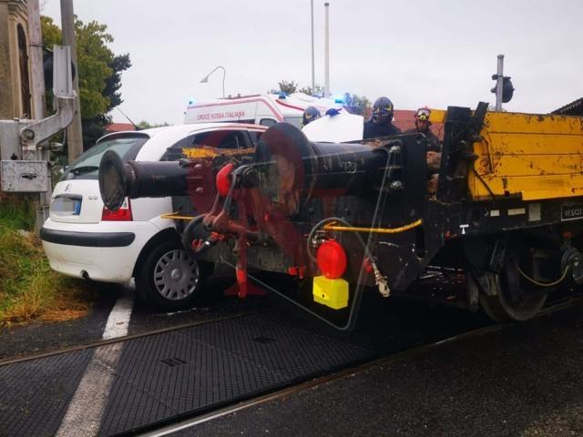 valperga auto contro treno