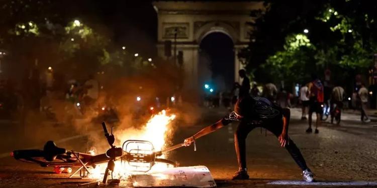 Francia, 890 arresti dopo i festeggiamenti del Psg: feriti 180 agenti