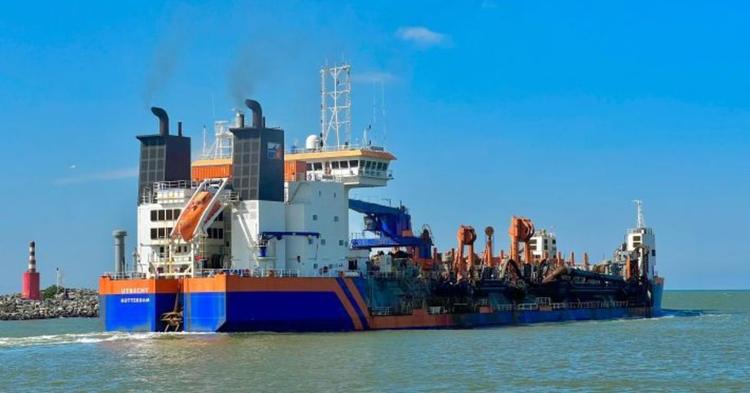 Draga deixa Itajaí quatro dias após chegada e dragagem do canal é suspensa