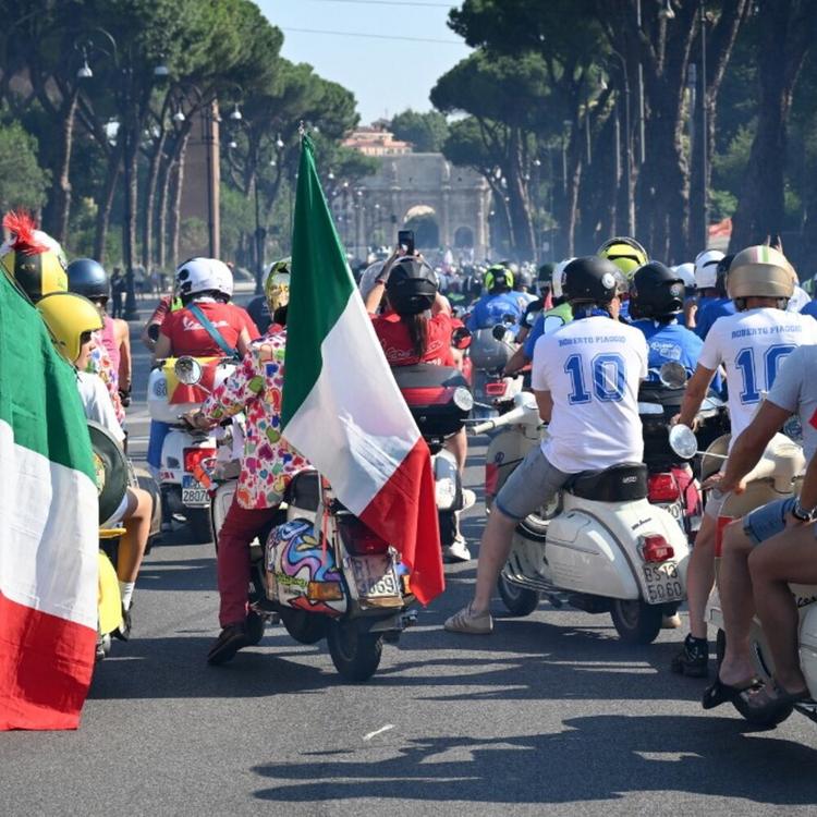 Le diecimila Vespe che hanno invaso il centro di Roma [VIDEO]