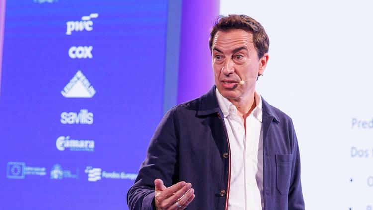 Mikel Alonso, doctor cum laude en neurociencia aplicada a la empresa y al comportamiento durante su ponencia 'Neurociencia del liderazgo: cómo decide el cerebro bajo la presión'. 