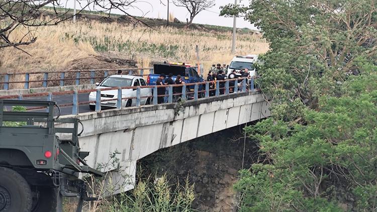 Hallan cuerpo en avanzado estado de descomposición al fondo de una barranca en Tecajec