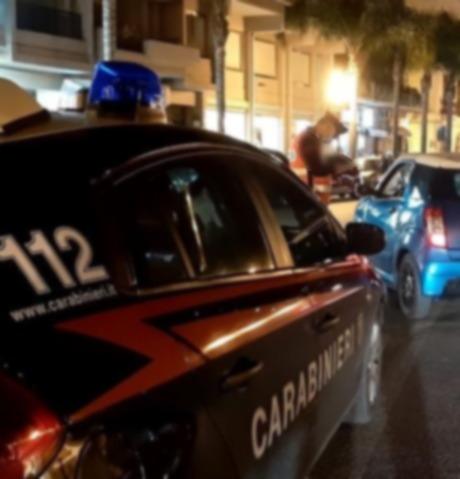 Milazzo, minaccia il titolare di un locale e aggredisce i carabinieri: scatta il divieto di accesso