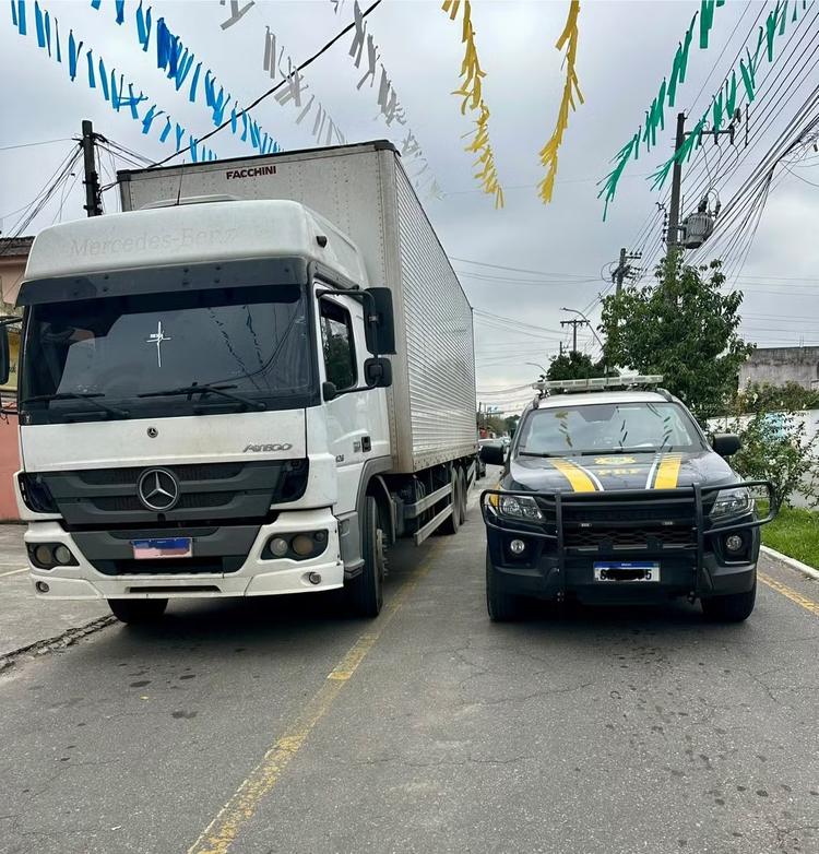 Caminhão com registro de roubo é recuperado na Via Dutra, em Itatiaia