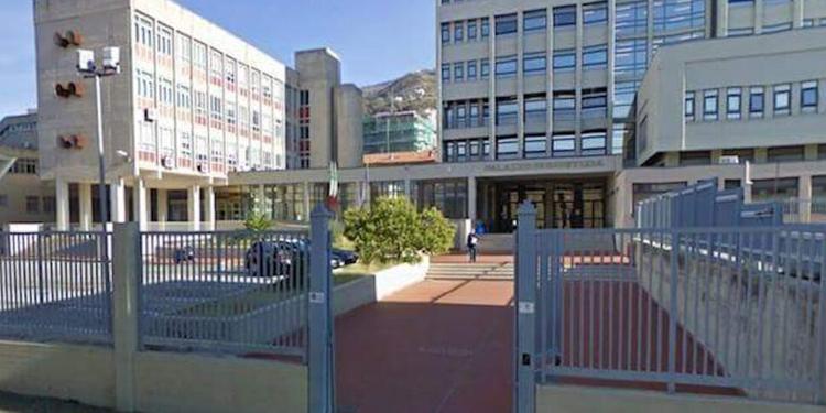 Tra norme, inchieste e macerie sul Tirreno l’estate è da inventare: il nodo dei lidi vicino alla ferrovia