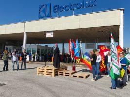 Electrolux. Mons. Pellegrini: “Ai lavoratori dico di non mollare. All’azienda, di non dimenticare famiglie e persone”
