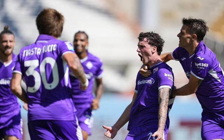 Jimenez risponde a Gilmour, tra Fiorentina e Napoli finisce in parità
