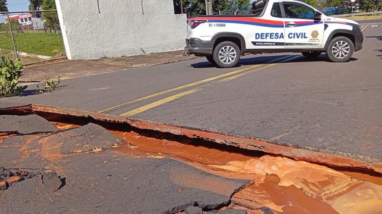 Rua é interditada após asfalto afundar por vazamento de água em Presidente Prudente