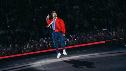 Harry Styles faz um retorno triunfal na estreia da turnê em Amsterdã