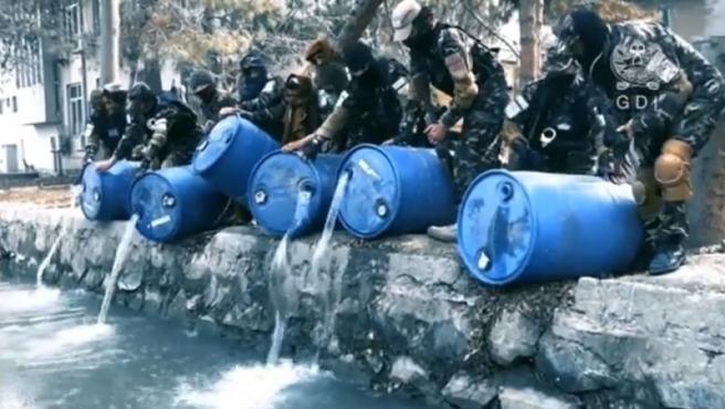 AFGANISTÁN. Los talibanes vierten 3.000 litros de alcohol a un canal de Kabul