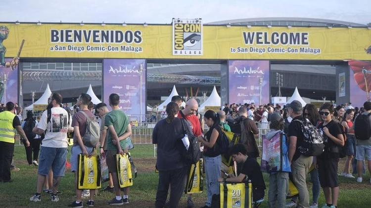 Miles de personas ya disfrutan de la Comic-Con Málaga: «Espero que todo esté mejor organizado y no morirme de sed»