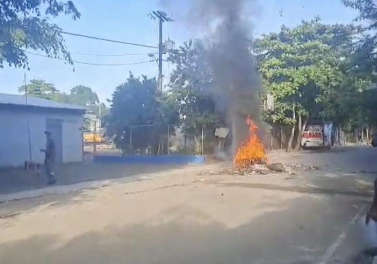 ¡Con quemas de gomas! Comunitarios de Pontón protestan por el mal estado de sus calles en La Vega