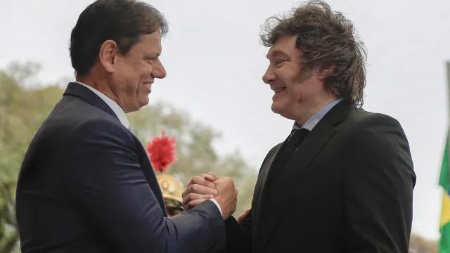 Milei recebe de Tarcísio mais alta honraria do Estado de São Paulo