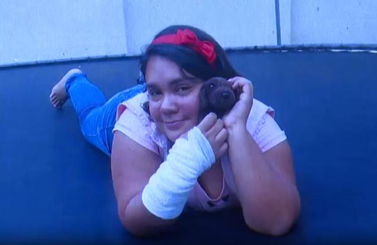 Vídeo mostra como mulher de 37 anos fingia ter 12: 'Pesquisava como ser autista e vomitava agulha', diz vítima